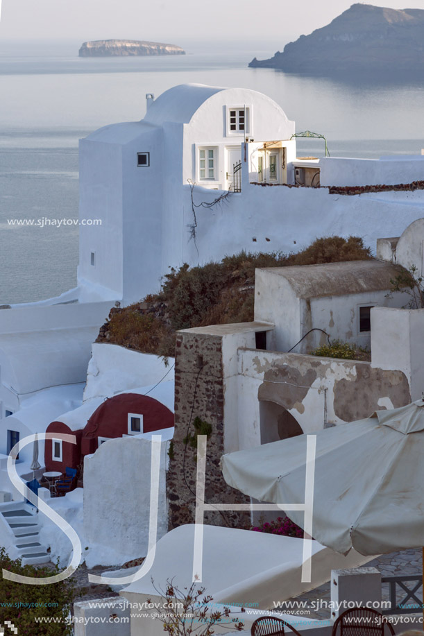 White houses in town of Oia, Santorini island, Thira, Cyclades, Greece