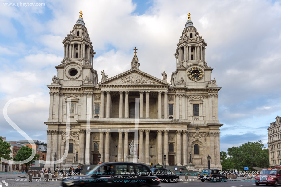 LONDON, ENGLAND - JUNE 17 2016: Amazing Sunset view of St. Paul Cathedral in London, Great Britain