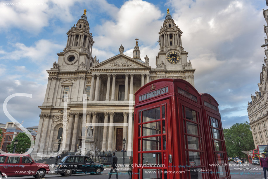 LONDON, ENGLAND - JUNE 17 2016: Amazing Sunset view of St. Paul Cathedral in London, Great Britain