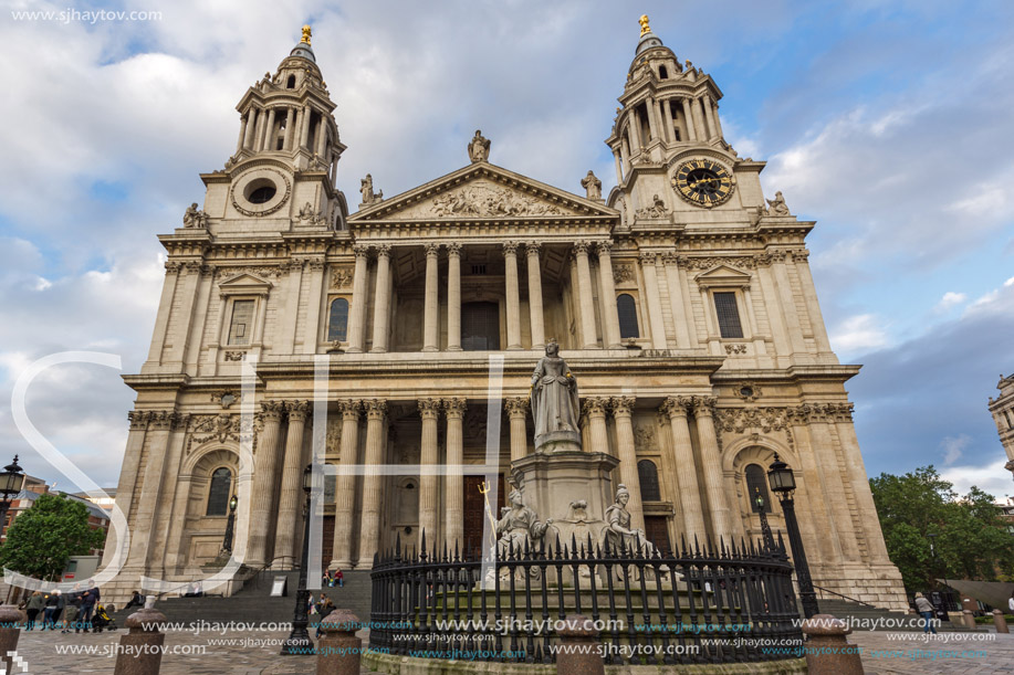 LONDON, ENGLAND - JUNE 17 2016: Amazing view of St. Paul Cathedral in London, Great Britain