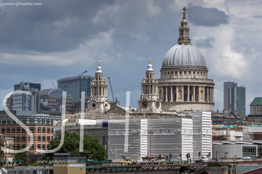 LONDON, ENGLAND - JUNE 15 2016: Panoramic view of Thames river and City of London, Great Britain