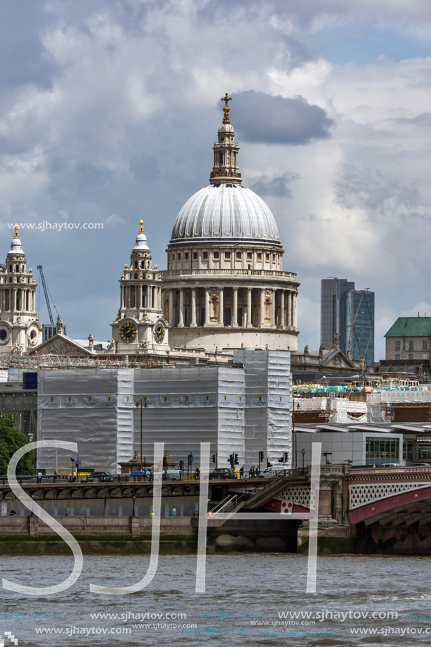 LONDON, ENGLAND - JUNE 15 2016:  Panoramic view of Thames river and City of London, Great Britain