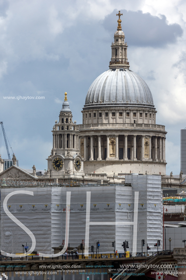 LONDON, ENGLAND - JUNE 15 2016: Panoramic view of Thames river and City of London, Great Britain