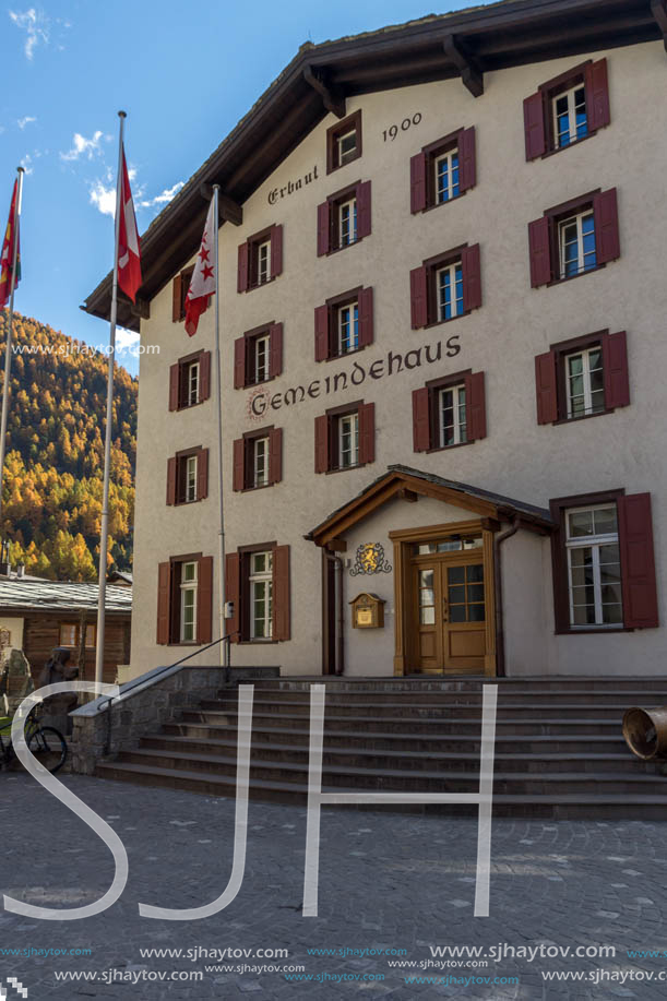 ZERMATT, SWITZERLAND - OCTOBER 27, 2015: Amazing Autumn panorama to Zermatt Resort, Alps, Switzerland